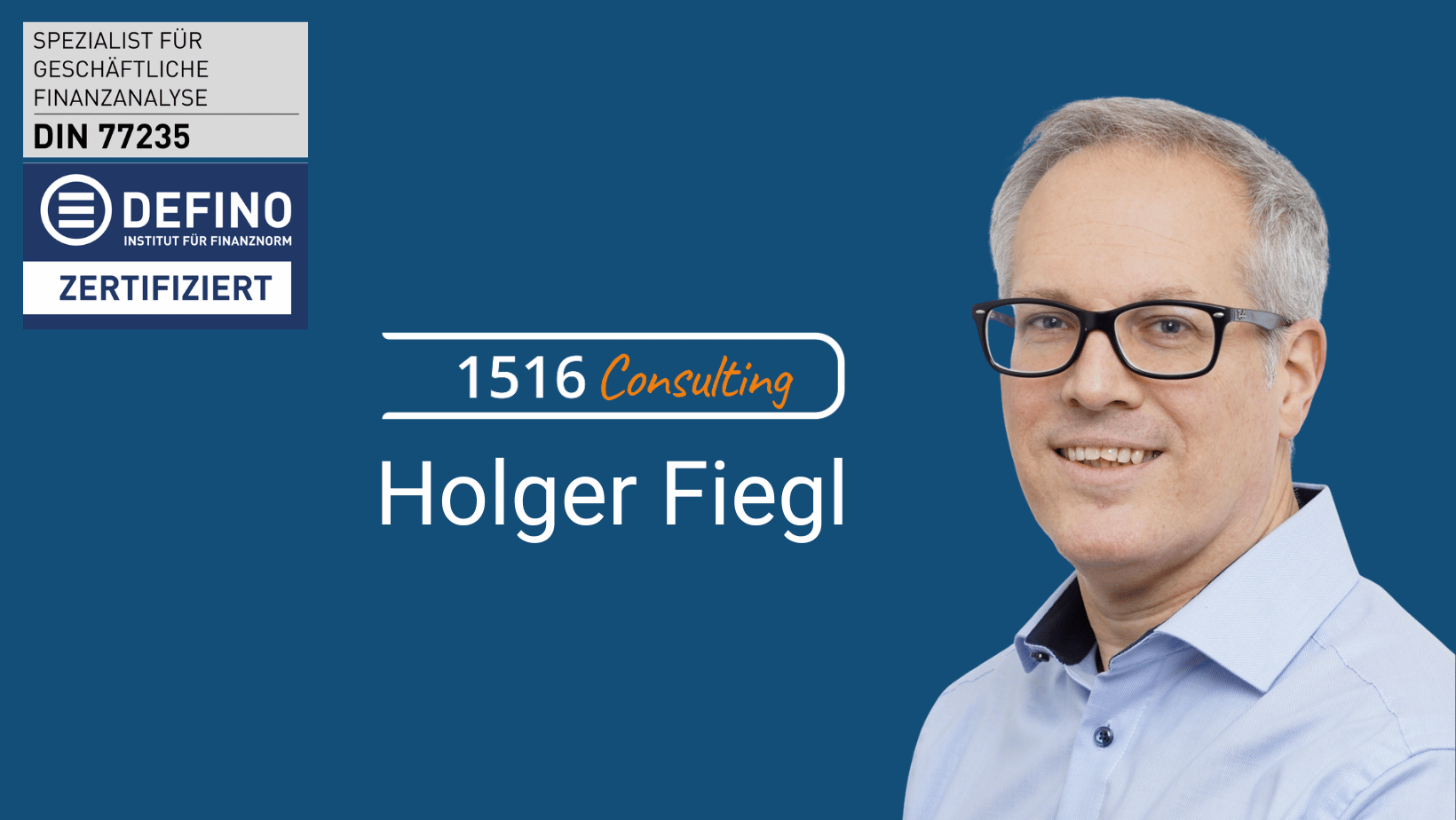 Holger Fiegl - Geschaeftsfuehrer der 1516 Consulting GmbH - Foto von Holger, nach links schauend, auf dunkelblauem Hintergrund und Schriftlogo 1516 Consulting und DIN 77235 Zertifikat